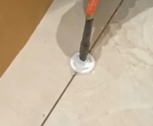 宿迁瓷砖空鼓维修公司专业解答瓷砖在铺贴过程中，如果没有涂抹均匀到位的粘结材料（如水泥砂浆或瓷砖胶），可能会导致以下问题