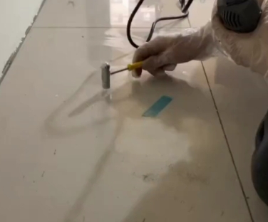 宿迁瓷砖开裂维修公司专业分享瓷砖在铺贴前如果没有沥干水分，将会导致以下问题