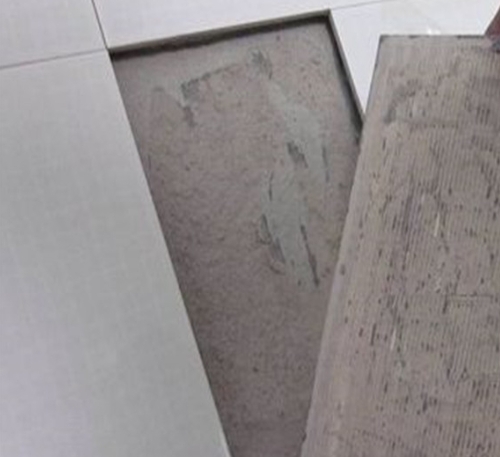 宿迁瓷砖空鼓维修公司分享瓷砖铺贴时如果打浆（即涂抹在瓷砖背面和基层上的砂浆或瓷砖胶）过少，会带来以下问题